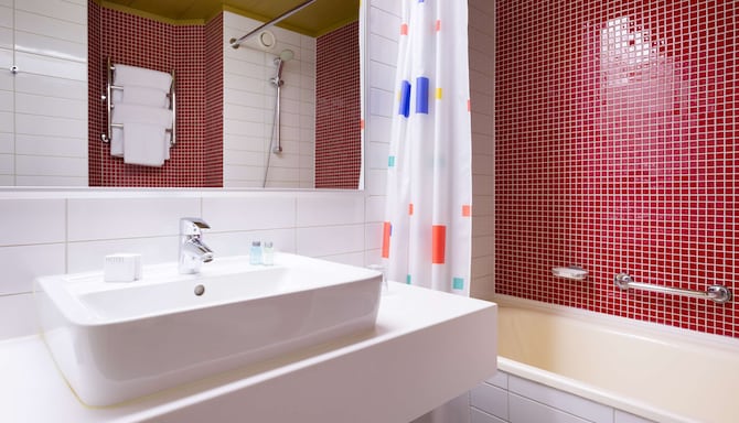 Park Inn by Radisson Pulkovskaya Hotel & Conference Centre St Petersburg - Guest Room Bath