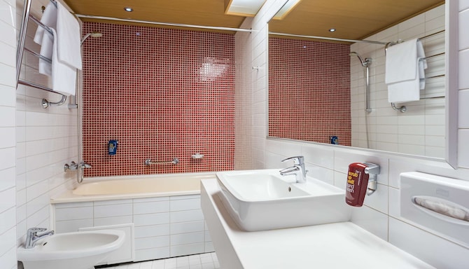 Park Inn by Radisson Pulkovskaya Hotel & Conference Centre St Petersburg - Bathroom