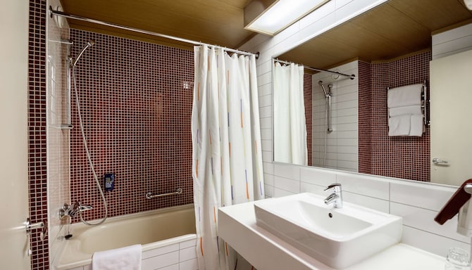 Park Inn by Radisson Pulkovskaya Hotel & Conference Centre St Petersburg - Superior room bath