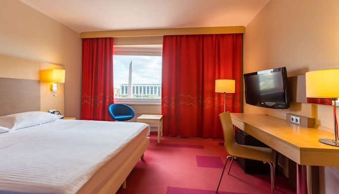 Park Inn by Radisson Pulkovskaya Hotel & Conference Centre St Petersburg - Standard Room - Pobedy Square View