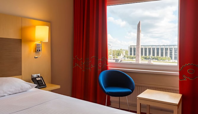 Park Inn by Radisson Pulkovskaya Hotel & Conference Centre St Petersburg - Standard Room - Pobedy Square View