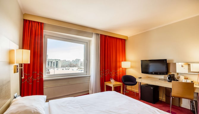 Park Inn by Radisson Pulkovskaya Hotel & Conference Centre St Petersburg - Superior room with view
