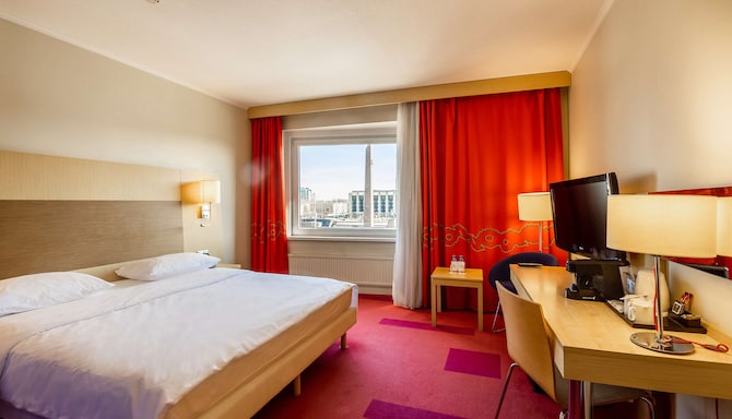 Park Inn by Radisson Pulkovskaya Hotel & Conference Centre St Petersburg - Superior room with view