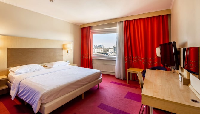 Park Inn by Radisson Pulkovskaya Hotel & Conference Centre St Petersburg - Superior room with Pobedy square view