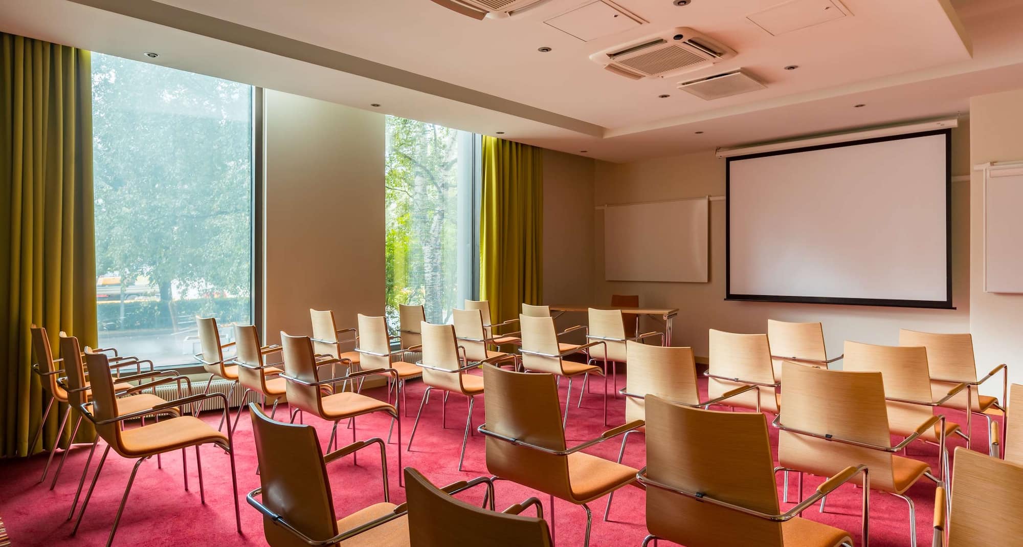 Park Inn by Radisson Pulkovskaya Hotel & Conference Centre St Petersburg - Meeting room with theater setup