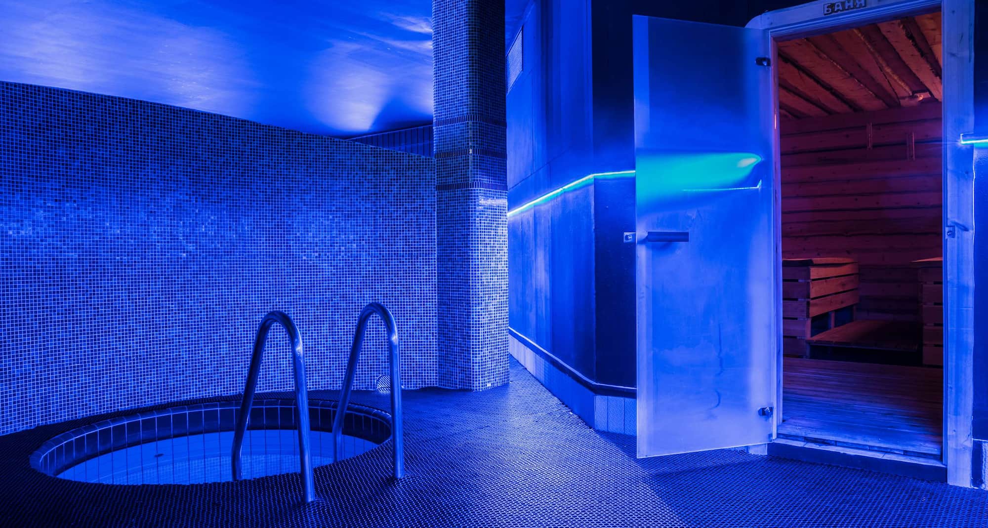 Park Inn by Radisson Pulkovskaya Hotel & Conference Centre St Petersburg - спа-комплекс с голубым освещением