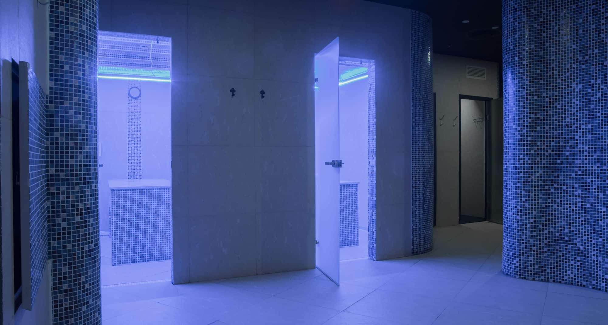 Park Inn by Radisson Pulkovskaya Hotel & Conference Centre St Petersburg - спа-комплекс с голубым освещением