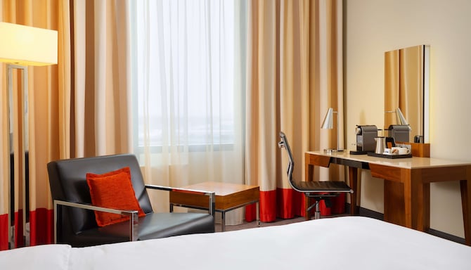 Cosmos Selection Moscow Sheremetyevo Airport Hotel, a member of Radisson Individuals - Executive Room - Business Lounge