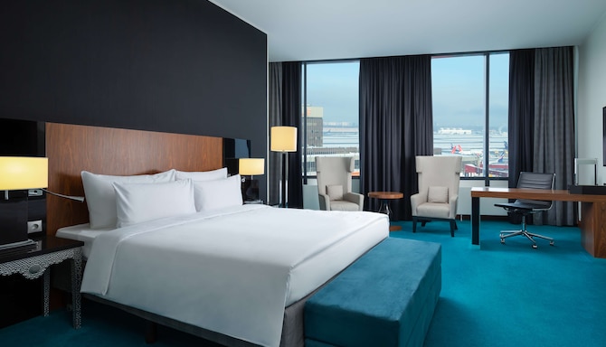 Cosmos Selection Moscow Sheremetyevo Airport Hotel, a member of Radisson Individuals - Executive Room - runway view