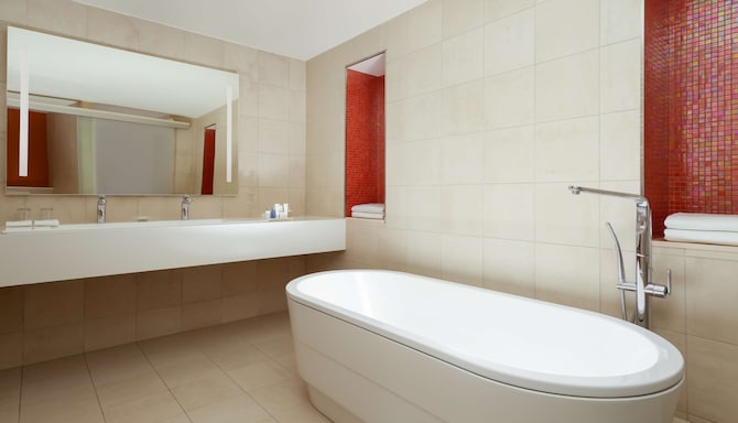 Cosmos Selection Moscow Sheremetyevo Airport Hotel, a member of Radisson Individuals - Suite bathroom