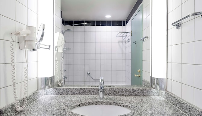 Radisson Royal Hotel, St. Petersburg - Guest room bathroom