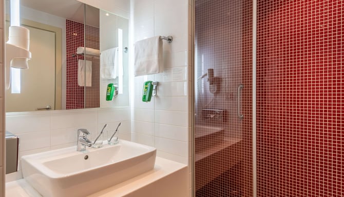 Cosmos Yaroslavl Hotel, a member of Radisson Individuals - Superior Room bathroom