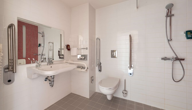 Cosmos Yaroslavl Hotel, a member of Radisson Individuals - Accessible bathroom