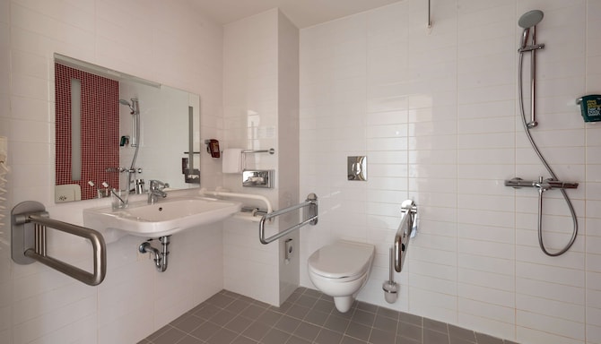 Cosmos Yaroslavl Hotel, a member of Radisson Individuals - Accessible bathroom