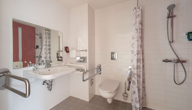 Cosmos Yaroslavl Hotel, a member of Radisson Individuals - Accessible bathroom