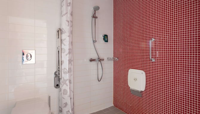 Cosmos Yaroslavl Hotel, a member of Radisson Individuals - Accessible bathroom