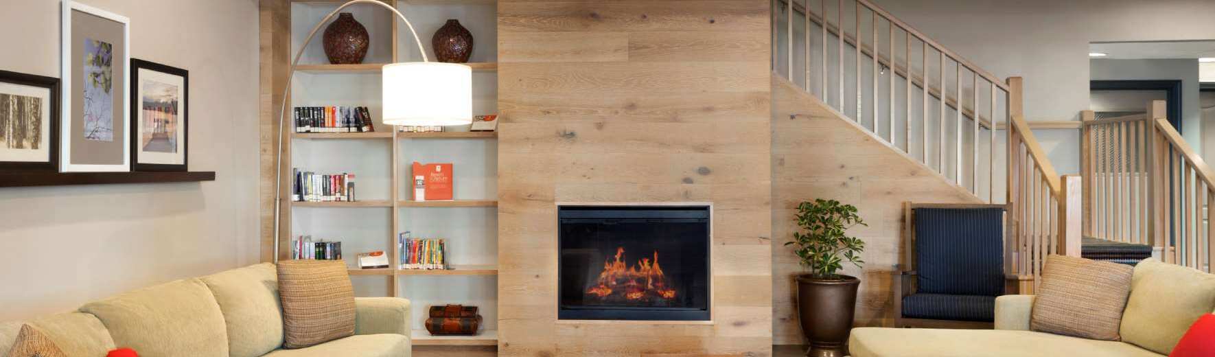 大廳空間，壁爐附近設有舒適沙發