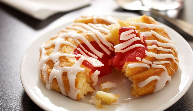 Bollos daneses de cereza rociados con glaseado