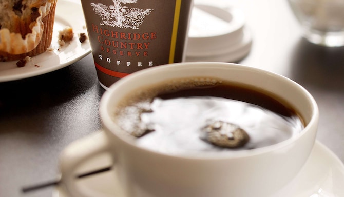 Taza de café caliente recién hecho