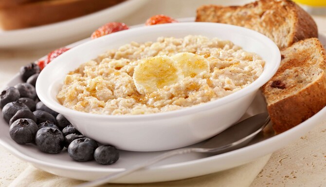 Bol de avena con rodajas de banana