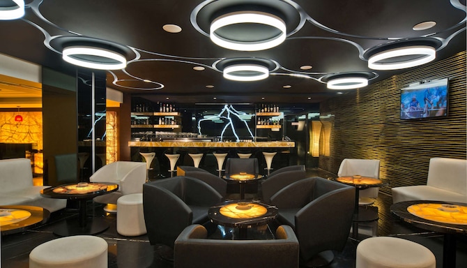Country Inn and Suites by Radisson, Bengaluru Hebbal Road - Bar/Lounge