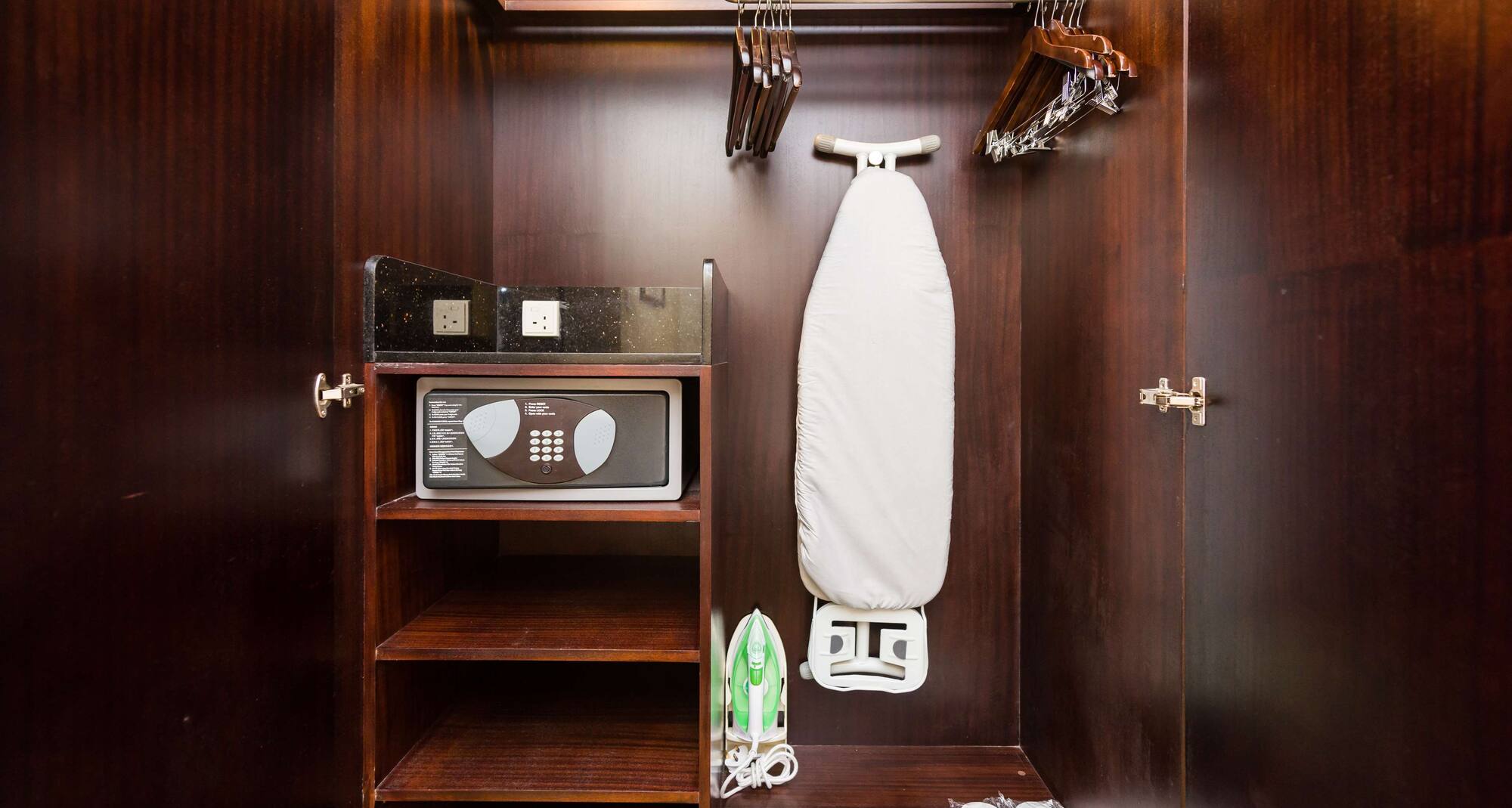 Country Inn & Suites by Radisson, Bengaluru Hebbal Road - Guest room wardrobe