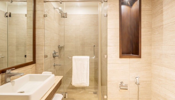 Country Inn & Suites by Radisson, Bhiwadi - Deluxe Bathroom