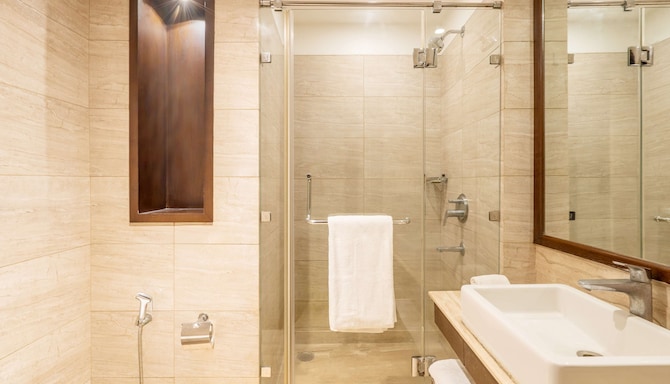 Country Inn & Suites by Radisson, Bhiwadi - Superior Bathroom