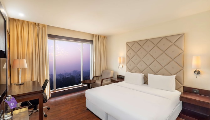 Country Inn & Suites by Radisson, Bhiwadi - Deluxe King Bedroom City View