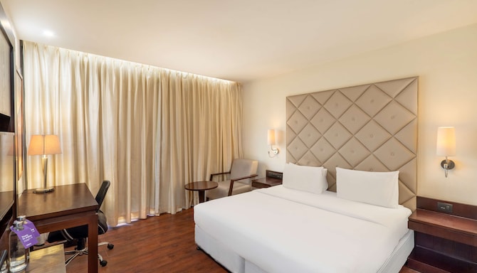 Country Inn & Suites by Radisson, Bhiwadi - Superior King Bedroom