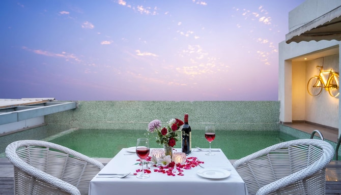 Country Inn and Suites by Radisson, Bhiwadi - Rooftop Romantic Dinner Poolside