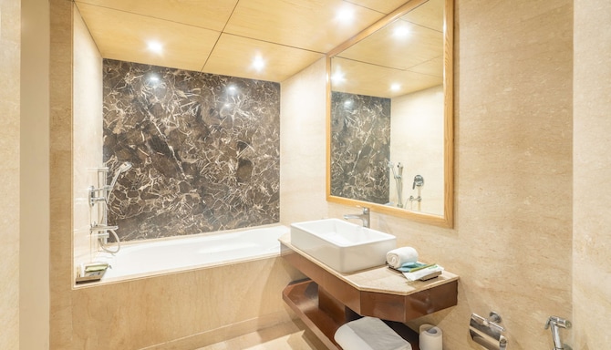 Country Inn & Suites by Radisson, Bhiwadi - Suite Bathroom