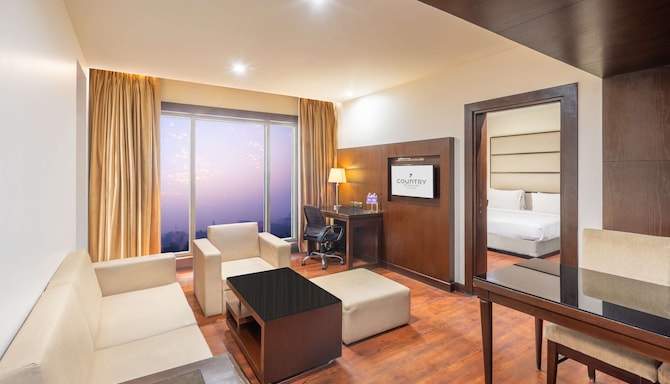 Country Inn & Suites by Radisson, Bhiwadi - Suite Living Space