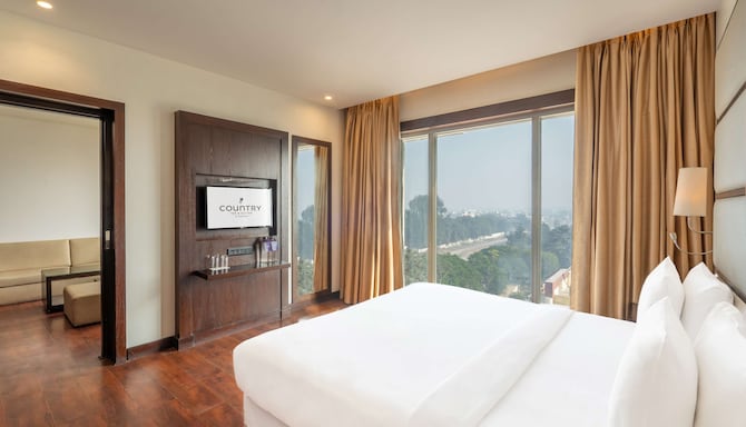 Country Inn & Suites by Radisson, Bhiwadi - Suite Bedroom