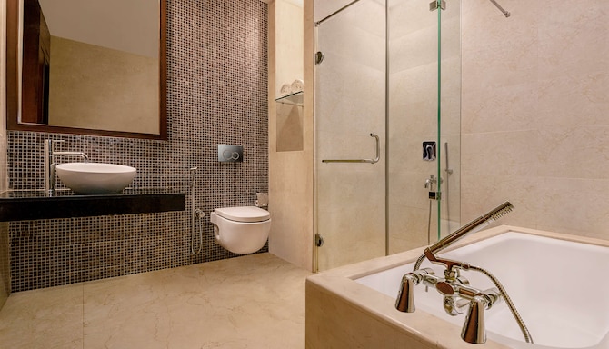 Country Inn & Suites by Radisson, Goa Candolim - Suite Bathroom