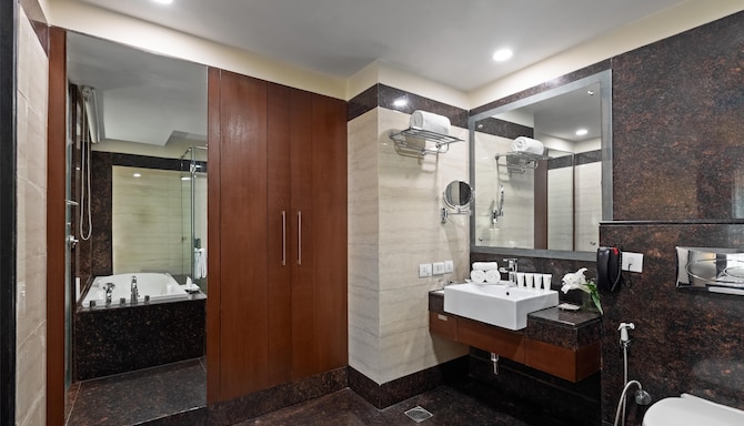 Country Inn & Suites by Radisson, Gurgaon Sector 12 - Suite Bathroom