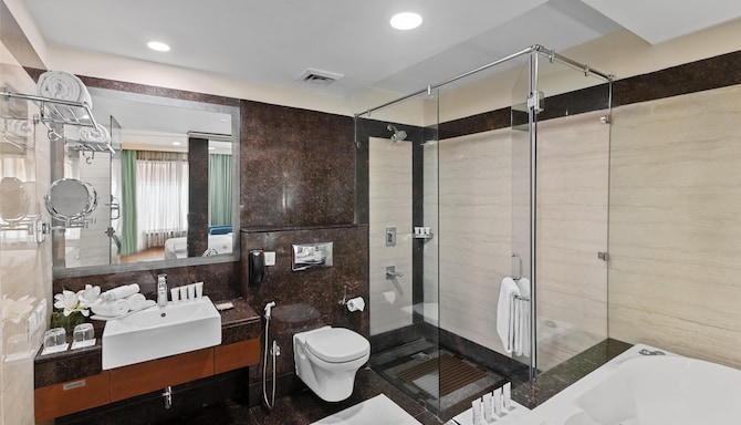Country Inn & Suites by Radisson, Gurgaon Sector 12 - Suite Bathroom