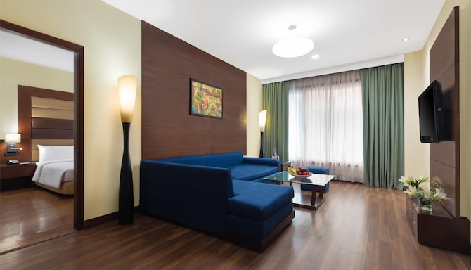 Country Inn & Suites by Radisson, Gurgaon Sector 12 - Suite Living Room