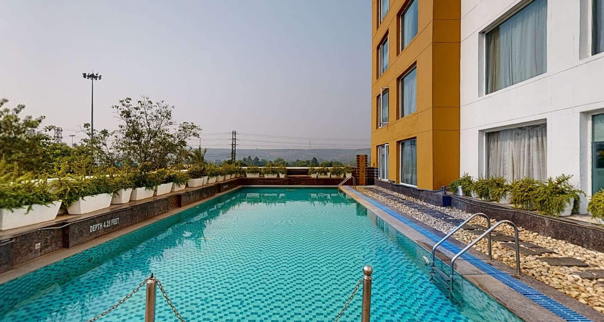 Country Inn & Suites by Radisson, Gurugram Sohna Road - Pool