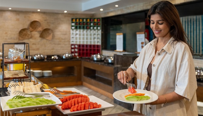 Country Inn and Suites by Radisson, Jammu - Breakfast