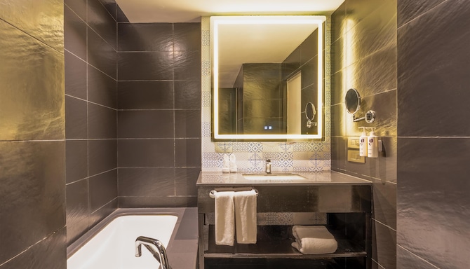 Country Inn & Suites by Radisson, Jammu - Deluxe Room Bath
