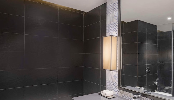 Country Inn & Suites by Radisson, Jammu - Suite bathroom