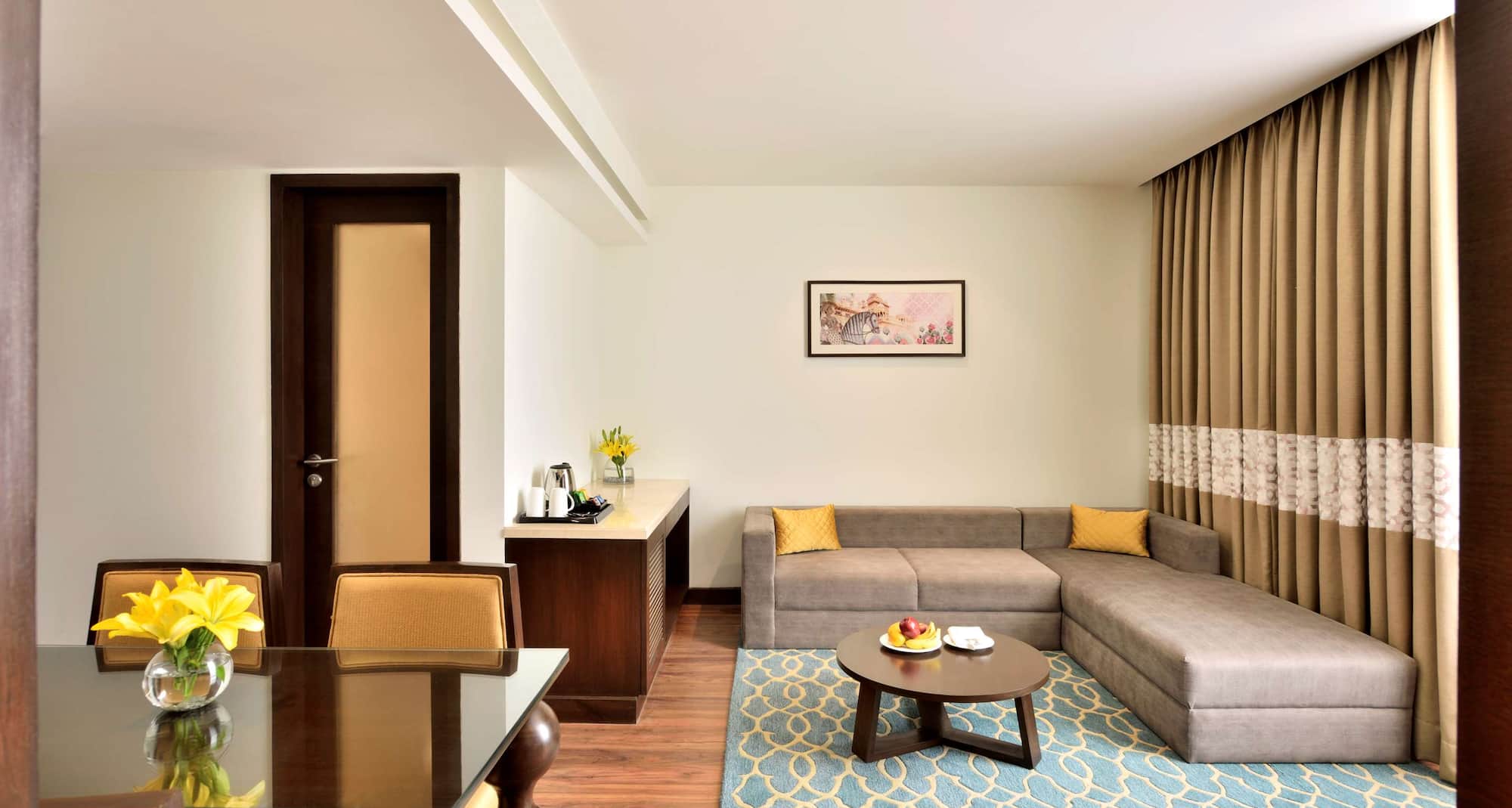 Country Inn and Suites by Radisson, Kota - Suite living room