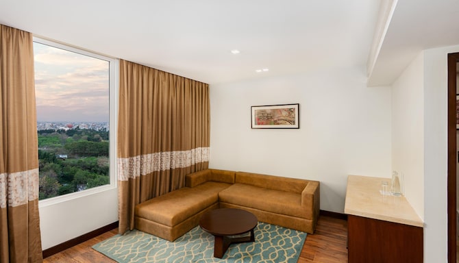Country Inn & Suites By Radisson, Kota - Suite Living Room