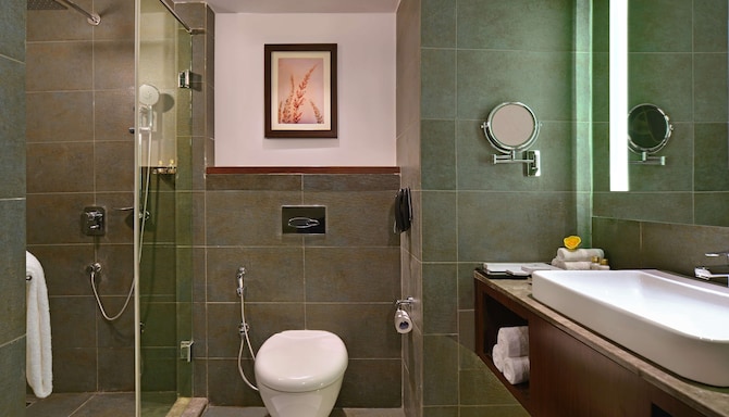 Country Inn & Suites by Radisson, Manipal - Guest room bathroom
