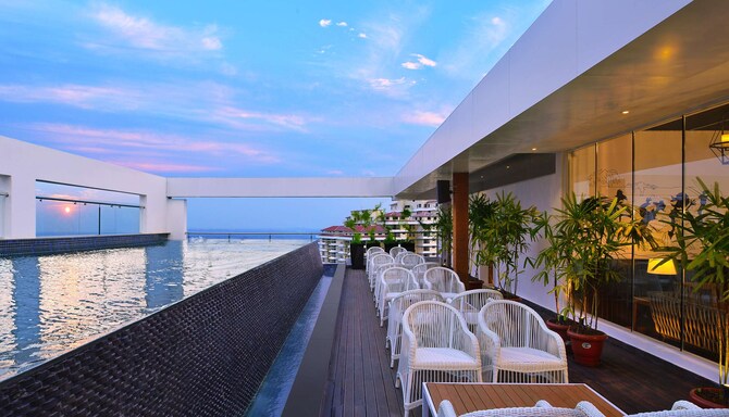 Country Inn & Suites by Radisson, Manipal - Pool