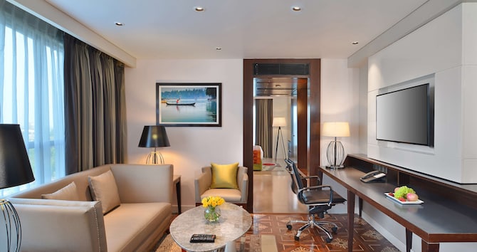 Country Inn & Suites by Radisson, Manipal - Executive Suite Room Living area