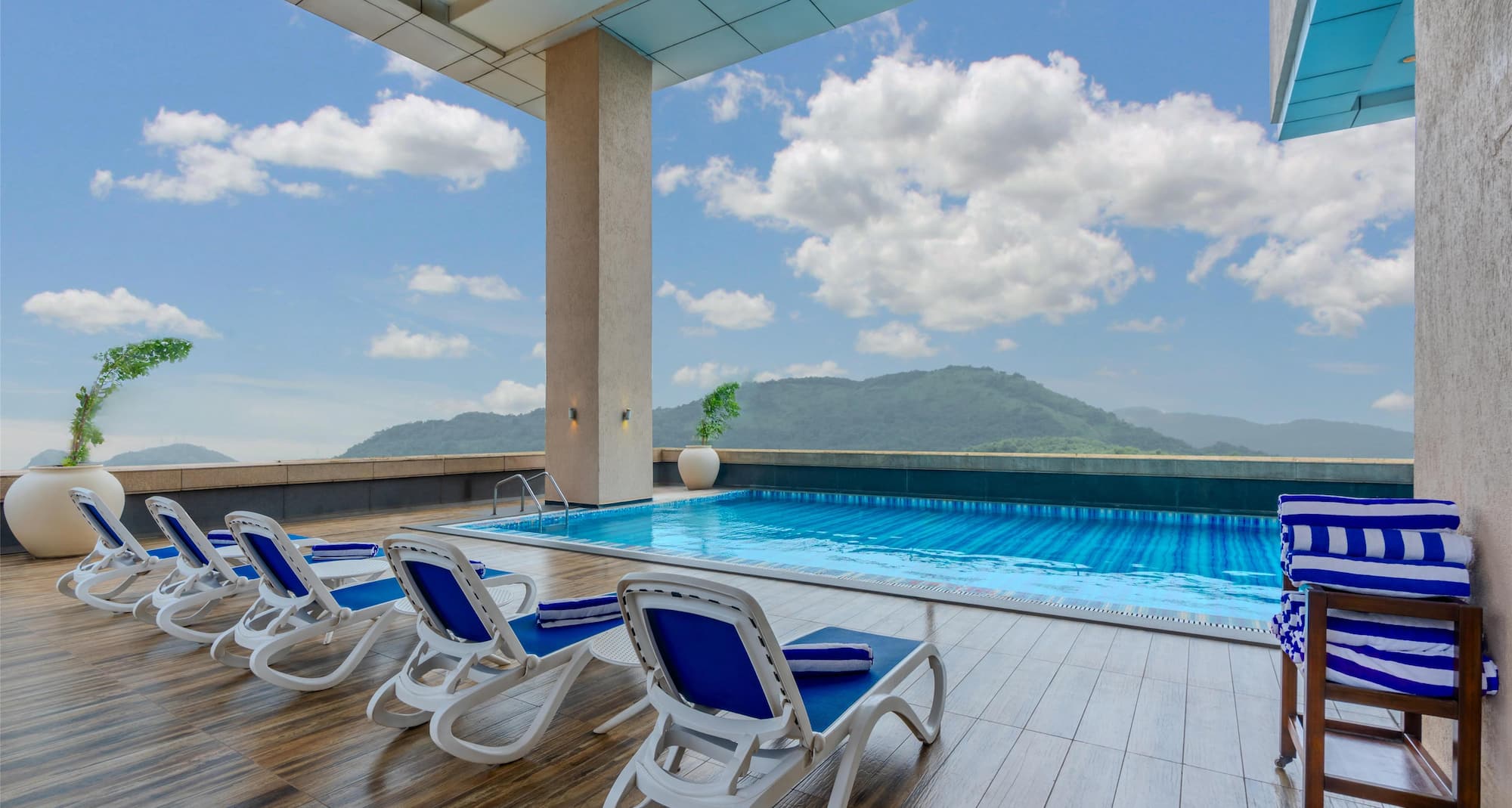 Country Inn & Suites by Radisson, Navi Mumbai - Swimming Pool