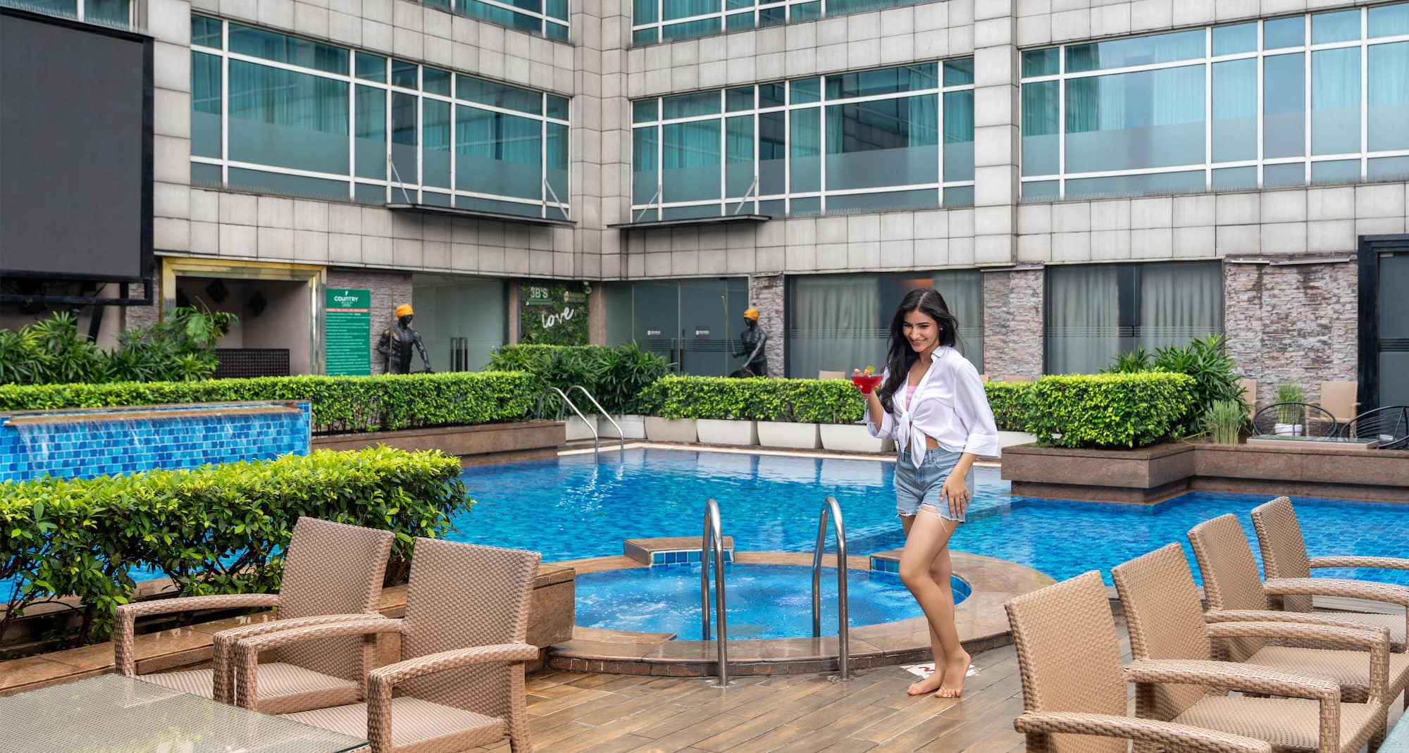 Country Inn & Suites By Radisson, Sahibabad - Drink by the Pool