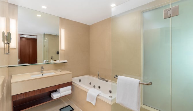 Country Inn & Suites By Radisson, Sahibabad - Suite Bathroom